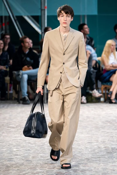 Look 18